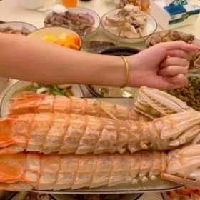 Click to view full screen Langostas Mantis Gigantes Vivas - Enviadas con Oxígeno para Máxima Frescura photo review